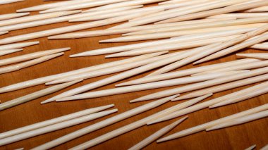 Tahta kürdanlar ahşap bir masa boyunca rastgele dizilir..