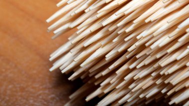 Ahşap kürdanlar mutfakta kullanıma hazır bir kabın içinde sergilenir..