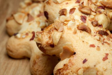 Tahta bir tezgahın üzerinde taze pişmiş fındıkla süslenmiş, sıcak ve davetkar aromalar saçan ödüller. Kalabalık bir mutfakta keyifli bir an, mutluluğu paylaşmak için mükemmel..