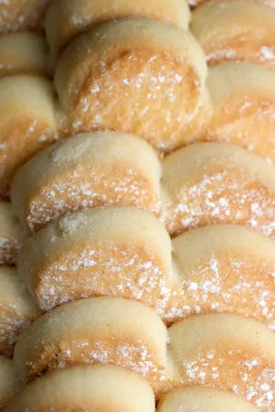 Taze pişmiş altın hamur işleriyle dolu bir tepsi ahşap bir masada oturur ve sıcak bir fırının atmosferini yakalar. Havayı enfes bir koku kaplıyor insanlar sabahları ziyafetlerini beklerken..