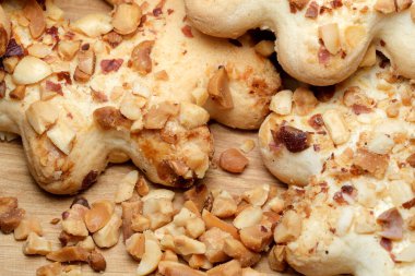 Sıcak, taze pişmiş kurabiyeler ahşap bir yüzeyde duruyordu. Cömertçe kıtır kıtır fındıklarla kaplıydı. Bu davetkar koku mutfağı dolduruyor, herkese harika bir ikram vaat ediyor..