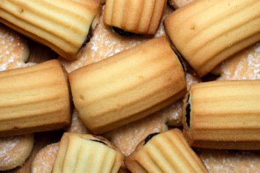 Lezzetli kurabiyelerden oluşan renkli bir sıra, kahkaha ve sıcaklıkla dolu büyüleyici bir öğleden sonra toplantısında, konukların zengin dokuları ve lezzetleriyle masayı dolduruyor..