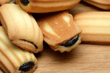 Altın kahverengi kabuklarını ve yumuşak, tereyağlı dokusunu sergileyen enfes bir kurabiye koleksiyonu. Bu ikramların ikindi toplantıları sırasında çay ya da kahveyle eşleşmesi mükemmeldir..