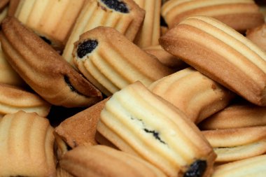 Taze pişmiş kurabiyelerden oluşan cazip bir düzenleme. İçinden gözetleyen tatlı dolgulu altın-kahverengi renkler sergileniyor. Bu nefis ziyafet sizi tatlı bir anın tadını çıkarmaya davet ediyor..