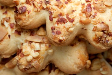 Yıldızlara benzeyen sıcak, yeni pişmiş kurabiyeler, kıtır kıtır fındıklı malzemelerle süslenmiş bir yığın halinde otururlar. Aroma havayı doldurur, Gür bir sonbahar gününde tatlı anları davet eder..