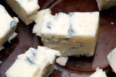 Kaymak gibi kıvamında bir lezzet ve esnaf mavisi peynirinin büyüleyici mermerleri kırsal bir ahşap tabakta sunuluyor. Peynir severleri akşam yemeğinde farklı tadını çıkarmaya davet ediyor..