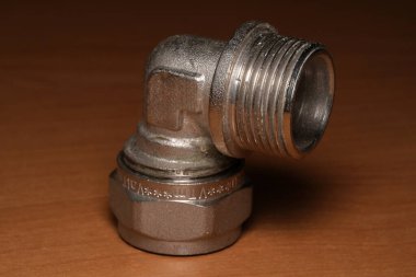 Tesisat sistemleri için tasarlanmış metalik dirsek borusuna yakın plan..