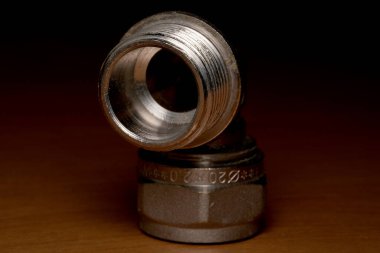 Parlak metal bir boru ışığı sanatsal bir şekilde yakalıyor, ayrıntıları sergiliyor.