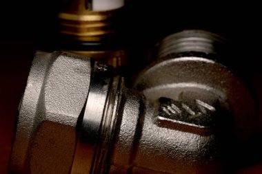 Düşük ışıkta metal boruların karmaşık dokularını yakalıyorum..