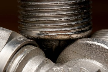 Parçalı metal parçalarının dokuyu gösteren ve giysi detaylarını gösteren yakın plan görüntüleri.