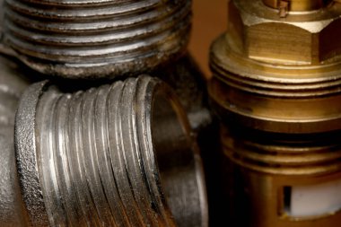 Metalik montajlar atölye ışıkları altında parıldıyor..