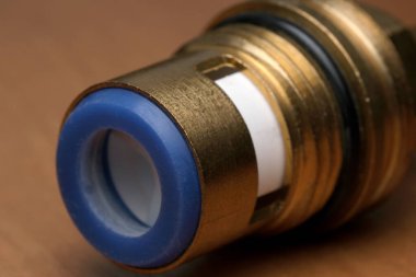 Pirinç bir tesisatın tasarımı ve dokusuna uyan yakın plan..