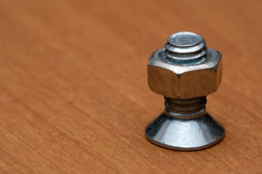 Ayrıntılı metal ceviz ve cıvata ahşap masa işçiliği üzerine.