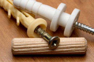 Tahta bir yüzeye monte edilmeye hazır vida ve panel yakın çekim.