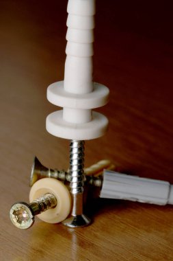 Metal vidalar ve plastik konnektörler eşsiz bir doku etkileşimi oluşturur.