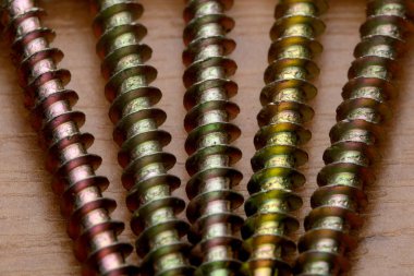 Ahşap vurgu ustalığı üzerine düzenlenmiş renkli vidalar.