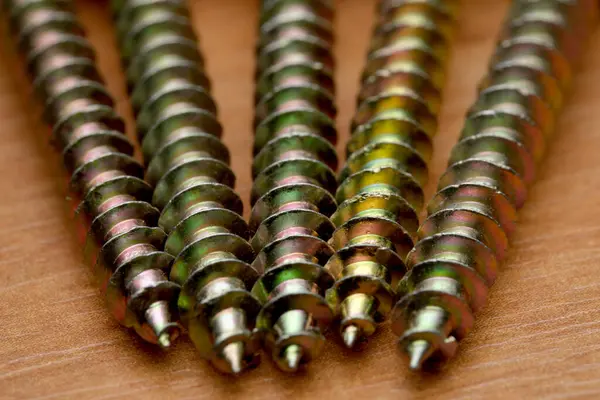 Bazı vidaların yakın görüntüsü çift satırlarda hizalanır, detaylarını gösterir.