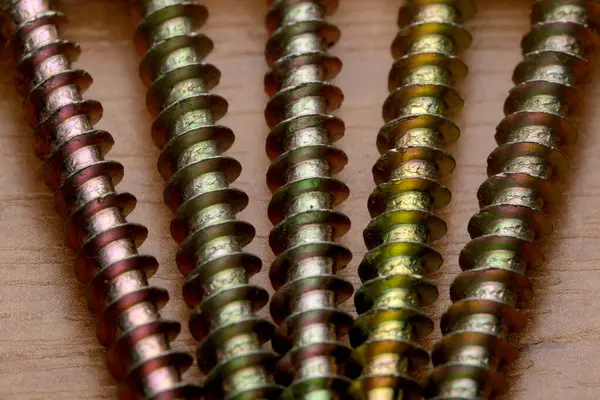 Ahşap vurgu ustalığı üzerine düzenlenmiş renkli vidalar.