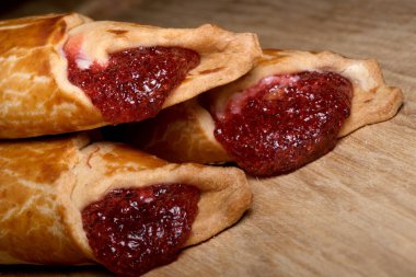 Altın kabuklar taze pişmiş hamur işlerinde canlı böğürtlen saklar..