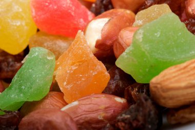 Şekerleme ve fındık karışımı renk ve tat katar..