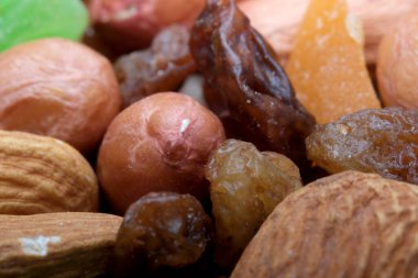 Canlı fındık ve kurutulmuş meyve karışımı çerçeveyi renklerle doldurur..