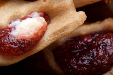 Lezzetli meyveler sunan altın kahverengimsi ziyafet, her yerde baştan çıkarıcı.