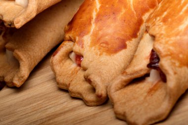 Altın hamurlu taze pişmiş hamur işleri, böğürtlen dolması, baştan çıkarıcı.