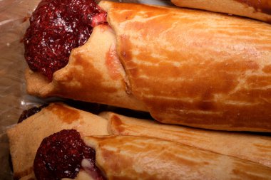 Tatlı böğürtlen reçeli dolu altın bir kabuk sergiliyor.