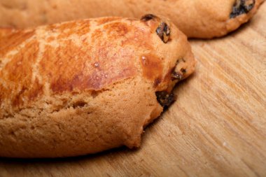 Taze pişmiş hamur işleri ahşap bir yüzeyde dinlenmeye hazır..