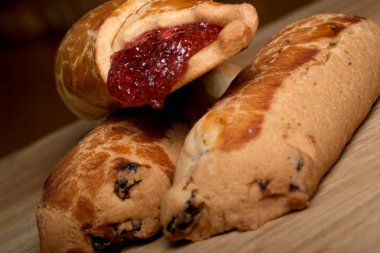 Nefis hamur işleri güzelce dizilmiş, cömert tatlı dolgularını sergiliyorlar..