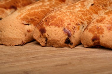 Yeni pişmiş kurabiyeler ahşap bir yüzeyde dinleniyor, herkesi davet ediyor..