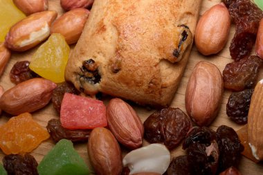 Renkli şekerlemeler ve gevrek fındıklar tereyağlı bir lezzetin etrafında toplanır..