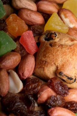 Canlı bir fındık, kurutulmuş meyve ve pişmiş bir ziyafet bekliyor..