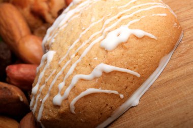 Tatlı, jöleli bir tatlı güzel bir tahtanın üzerinde duruyor..