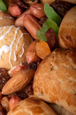 Fındık, meyve ve tatlıların hoş bir karışımı canlı bir ziyafet yaratır..