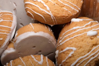 Tatlı ikramları cezbedici bir şekilde ayarlanmış, kremalı soslarını sergiliyorlar..