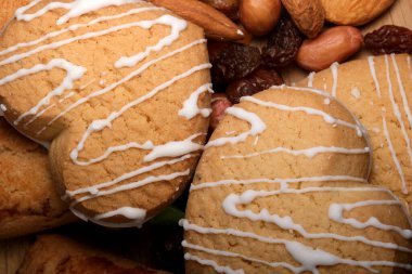 Kalp şeklinde kurabiyeler, fındık ve kuru meyvelerin arasında krema yuvası..