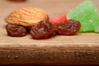 Canlı bir fındık ve kurutulmuş meyve karışımı doğanın nimetlerini sergiliyor..