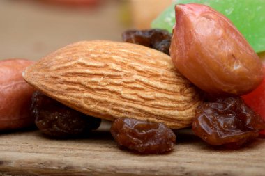 Doğanın cömertliği gevrek fındıklar ve kurumuş meyvelerle sergilenir..