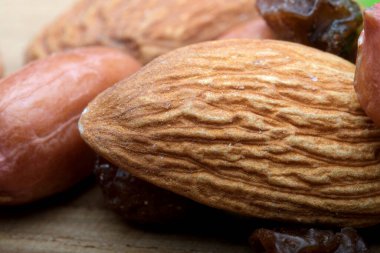 Çeşitli fındık ve kurutulmuş meyvelerin yakın plan görüntüsü..