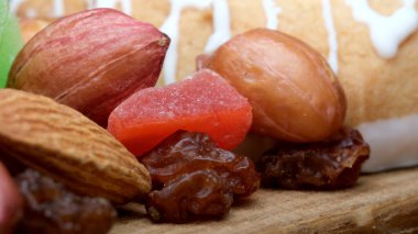 Renkli fındık ve şeker karışımı kırsal bir yüzeyde güzel bir şekilde düzenlenmiş..