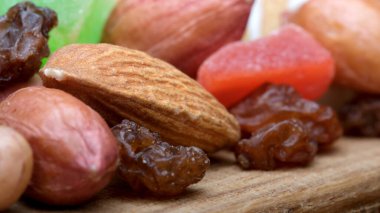 Canlı bir badem, kuru üzüm ve şekerli meyve koleksiyonu sergilenir.