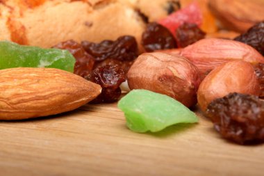 Tahta bir yüzeye yerleştirilmiş canlı bir fındık ve şekerli meyve karışımı..