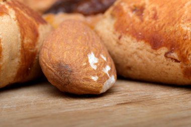 Köy tahtasında taze ekmek ve fındıklar sergileniyor..