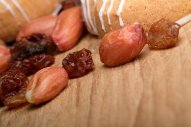 Kurabiyeler, fındıklar ve kuru üzümler ustalıkla dizilmiş gurme lezzetleri.