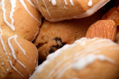 Fındık ve meyvelerle çevrili çeşitli lezzetli kurabiye ve atıştırmalıklar..