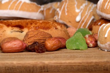 Köyün ahşap yüzeyinde büyüleyici bir hamur işi ve ikram..