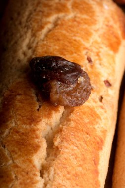 Taze pişmiş ekmek, tatlı bir meyveyle taçlandırılmış altın ve sıcak olarak ortaya çıkar..