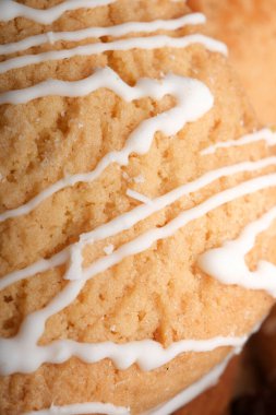 Çiseleyen beyaz kremalı cazip bir pasta, nemliliğini ön plana çıkarır..