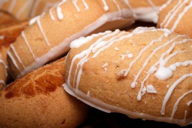 Kremayla süslenmiş, baştan çıkarıcı taze kurabiyeler koleksiyonu..